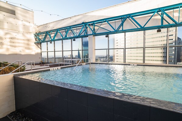 Outdoor pool - Family-friendly Dallas getaway with rooftop pool, free parking & Texas flair. (Dallas)
