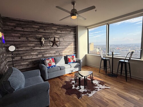 Family-friendly Dallas getaway with rooftop pool, free parking & Texas flair.