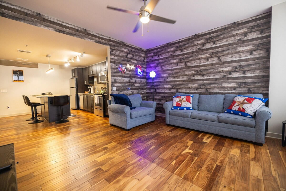 Family-friendly Dallas getaway with rooftop pool, free parking & Texas flair.