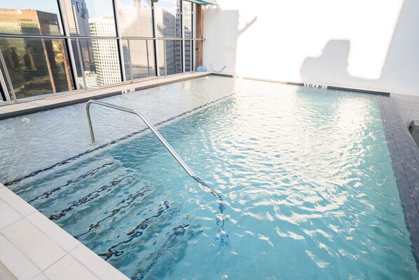 Outdoor pool - Family-friendly Dallas getaway with rooftop pool, free parking & Texas flair. (Dallas)