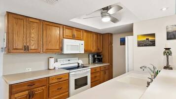 Condo, Multiple Beds, Balcony (Villa del Sol - #205) | Private kitchen | Fridge, microwave, oven, stovetop