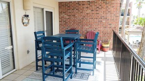 Apartamento, varias camas, balcón (Villa del Sol - #205) | Restaurante al aire libre