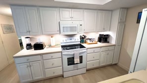 Appartamento, letti multipli, balcone (Villa del Sol - #205) | Cucina privata | Frigorifero, microonde, forno, piano cottura