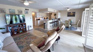 Apartamento, varias camas, balcón (Villa del Sol - #205) | Zona de estar | Televisión de pantalla plana de 42 pulgadas con canales digitales