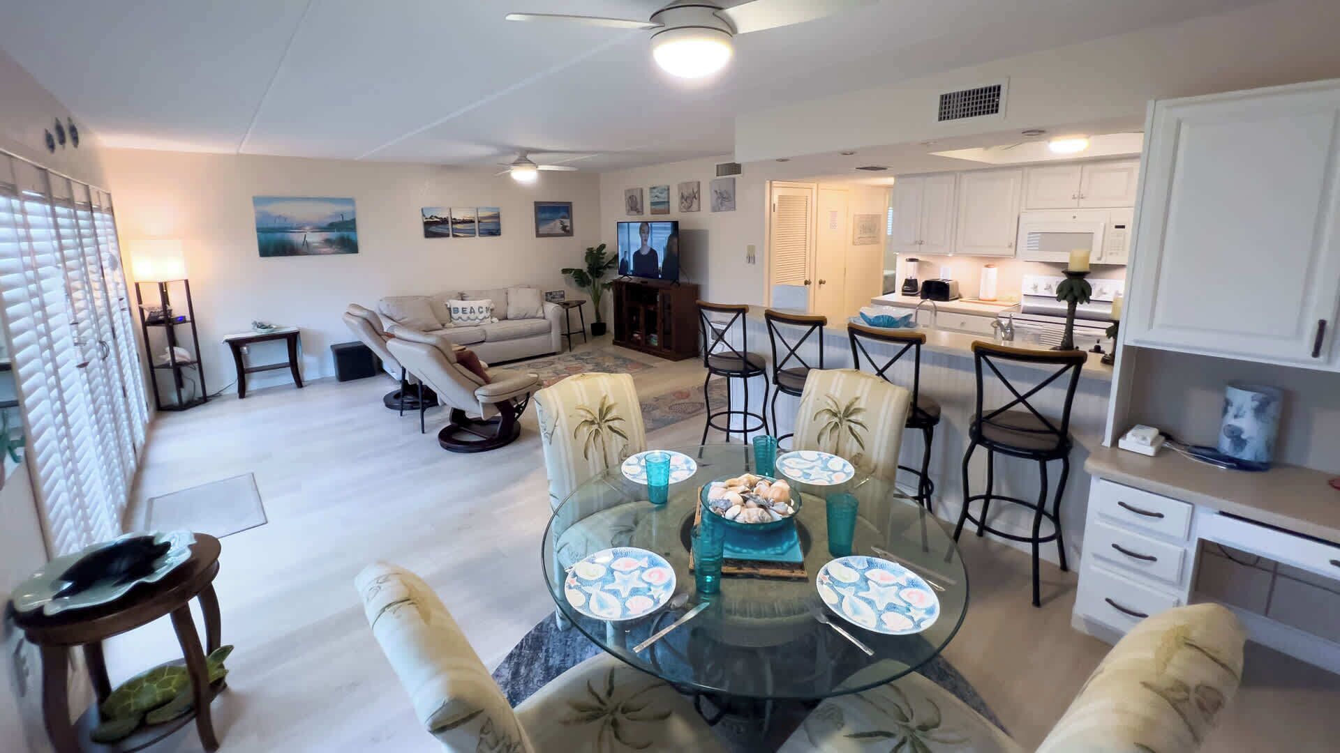 Apartment, Mehrere Betten, Balkon (Villa del Sol - #205) | Wohnbereich | 42-Zoll-Flachbildfernseher mit Digitalempfang