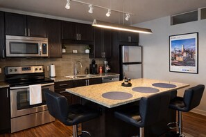 Refrigerador, microondas, horno y parrilla de estufa 