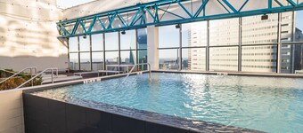 Cozy Retreat with Rooftop Pool, Parking, and Spacious Comfort