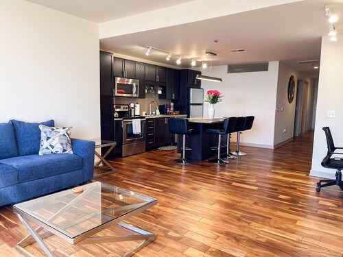 Cozy Retreat with Rooftop Pool, Parking, and Spacious Comfort