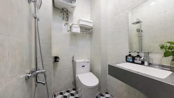 Shower, hydromassage showerhead, free toiletries, hair dryer