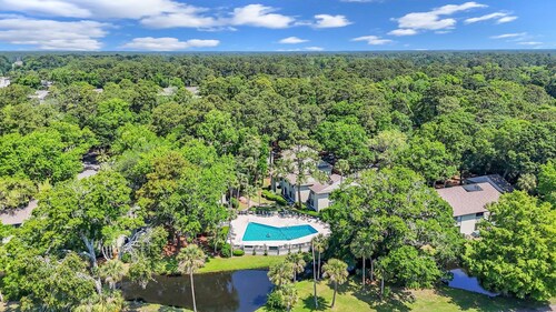 Luxury Hilton Head Townhome with pool and biking distance to beach