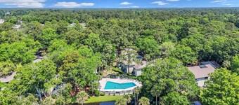 Luxury Hilton Head Townhome with pool and biking distance to beach