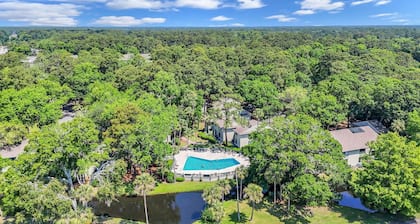 Luxury Hilton Head Townhome with pool and biking distance to beach