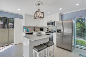 Fridge, microwave, oven, stovetop - Luxury Hilton Head Townhome with pool and biking distance to beach (Hilton Head Island)