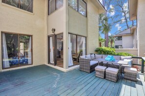 Outdoor dining - Luxury Hilton Head Townhome with pool and biking distance to beach (Hilton Head Island)
