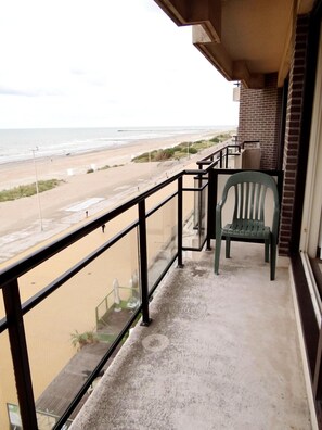 Apartment | Balcony - Apartment in Nieuwpoort Near Sandy Beaches (Nieuwpoort)