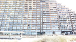 A high-rise building with multiple balconies and a covered walkway. - Apartment in Nieuwpoort Near the Beach (Nieuwpoort)