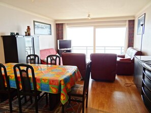Apartment | Dining - Apartment in Nieuwpoort Near Sandy Beaches (Nieuwpoort)