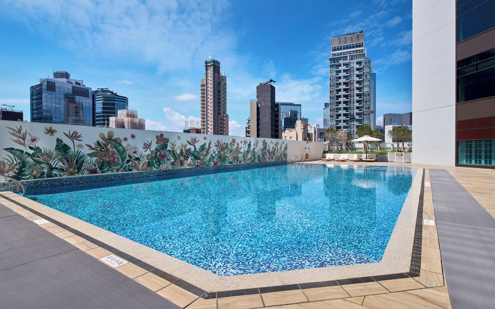 季节性开放的室外游泳池，池畔遮阳伞，日光浴躺椅