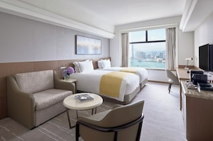 Cubrecamas, minibar, caja de seguridad en la habitación y escritorio 