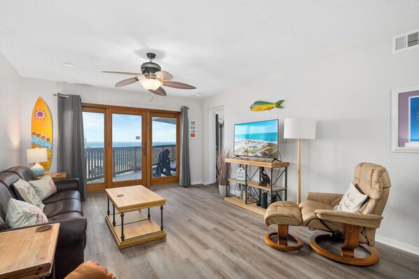 Una televisión, un futbolín, una mesa de tenis de mesa, libros