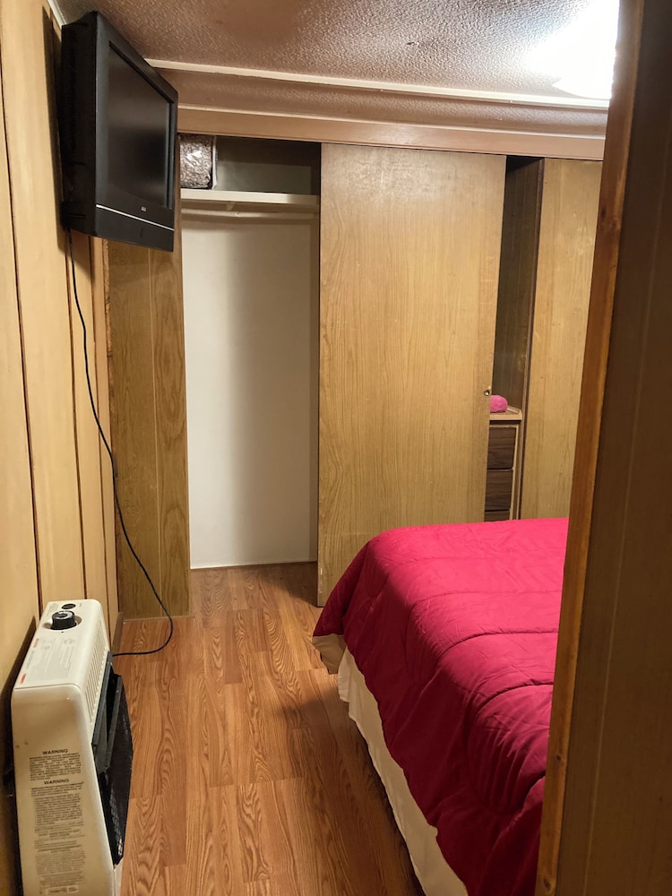 Cozy home close to Deep Creek. PetFriendly and 2 minutes to down town