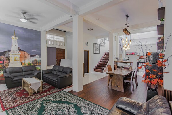 Smart TV - Homey Cozy Friendly Family-sized house (Yogyakarta)