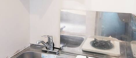 Refrigerador, microondas, parrilla de estufa y utensilios de cocina