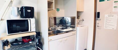 冷蔵庫、電子レンジ、コンロ、調理器具と食器