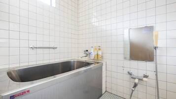 Sèche-cheveux, serviettes fournies