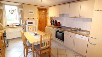 House | Private kitchen | Oven, electric kettle, toaster, highchair