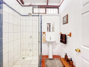 Handtücher, Seife, Shampoo, Toilettenpapier