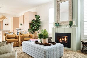 Smart-TV, bøker og stereoanlegg