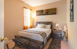 3 soverom, safe på rommet, skrivebord og strykejern/-brett