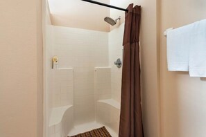 Shower, hair dryer, towels, soap - Five Stars “Rest Assured” (Apopka)