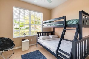 3 bedrooms, in-room safe, desk, iron/ironing board - Five Stars “Rest Assured” (Apopka)