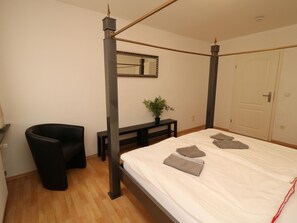 Apartment | 2 bedrooms, individually furnished, bed sheets