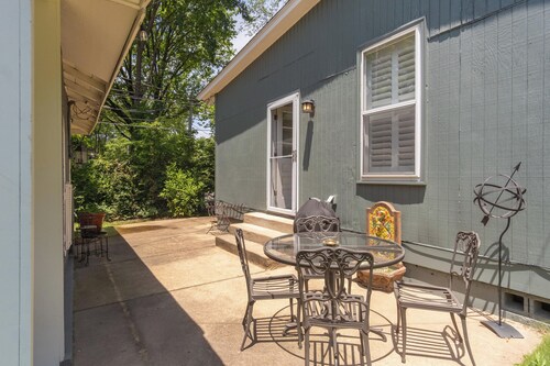 Chic Central Gardens Carriage House in heart of midtown Memphis