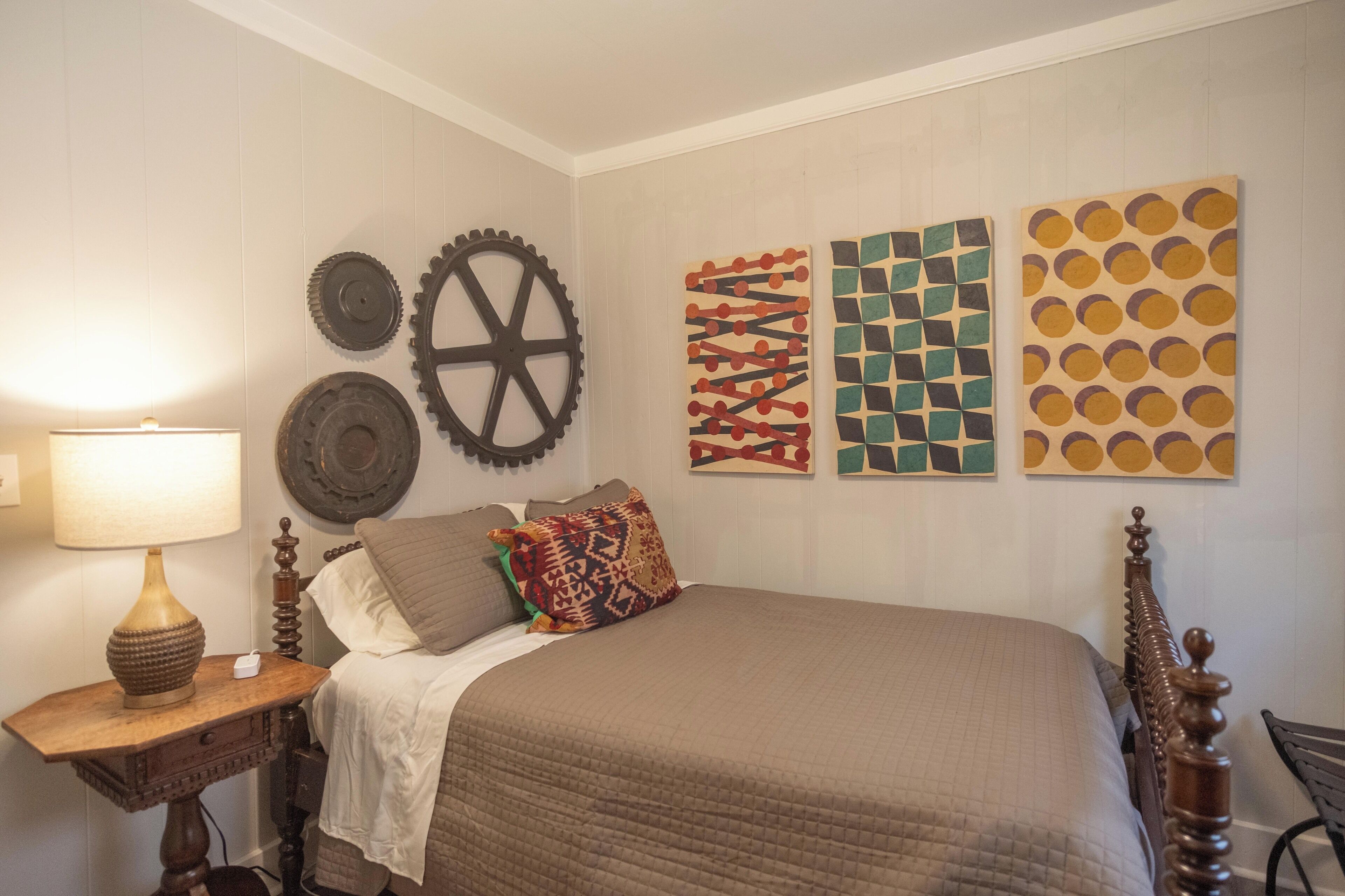 2 bedrooms, desk, iron/ironing board, WiFi