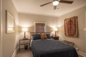 2 habitaciones, escritorio, tabla de planchar con plancha y wifi