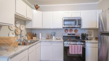 Cookware/dishes/utensils