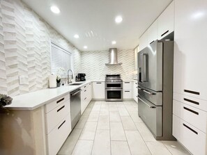 Køleskab, mikrobølgeovn, ovn, kogeplade