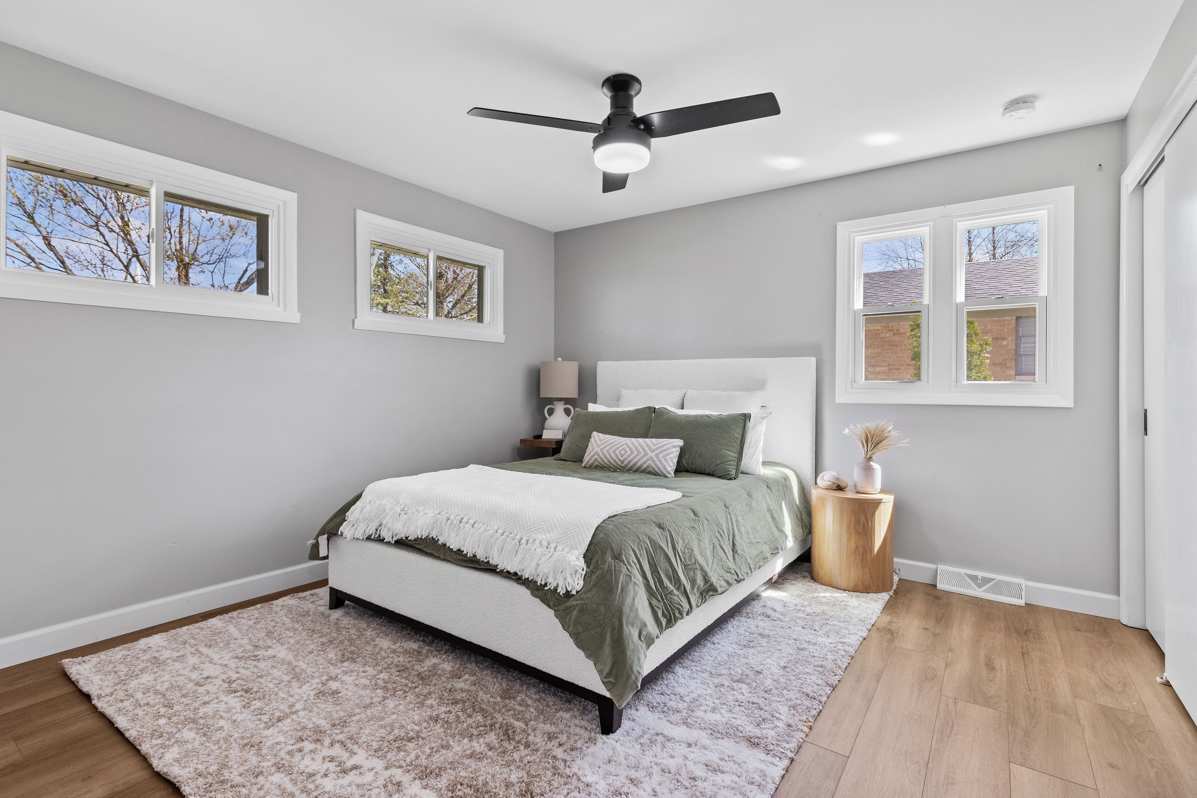 3 habitaciones, escritorio y tabla de planchar con plancha 