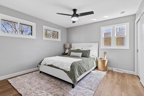 3 dormitoris, escriptori i planxa i posts de planxar