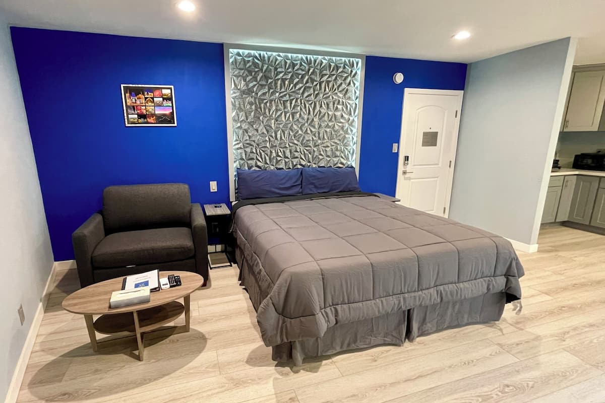 Studio – deluxe, 1 kingsize-seng med sovesofa, ikke-røyk, kjøkken | Blendingsgardiner, strykejern/-brett, wi-fi (inkludert) og sengetøy