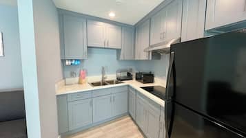 Studio – premier, 1 kingsize-seng med sovesofa, ikke-røyk, kjøkken | Eget kjøkken | Kjøleskap, mikrobølgeovn, kokeplater og kjøkkenutstyr