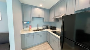 Premier-studio, 1 suuri parisänky ja vuodesohva, tupakointi kielletty, keittiö | Yksityinen keittiö | Täysikokoinen jääkaappi, mikroaaltouuni, liesi