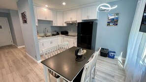 Premier-studio, 1 suuri parisänky ja vuodesohva, tupakointi kielletty, keittiö | Yksityinen keittiö | Täysikokoinen jääkaappi, mikroaaltouuni, liesi