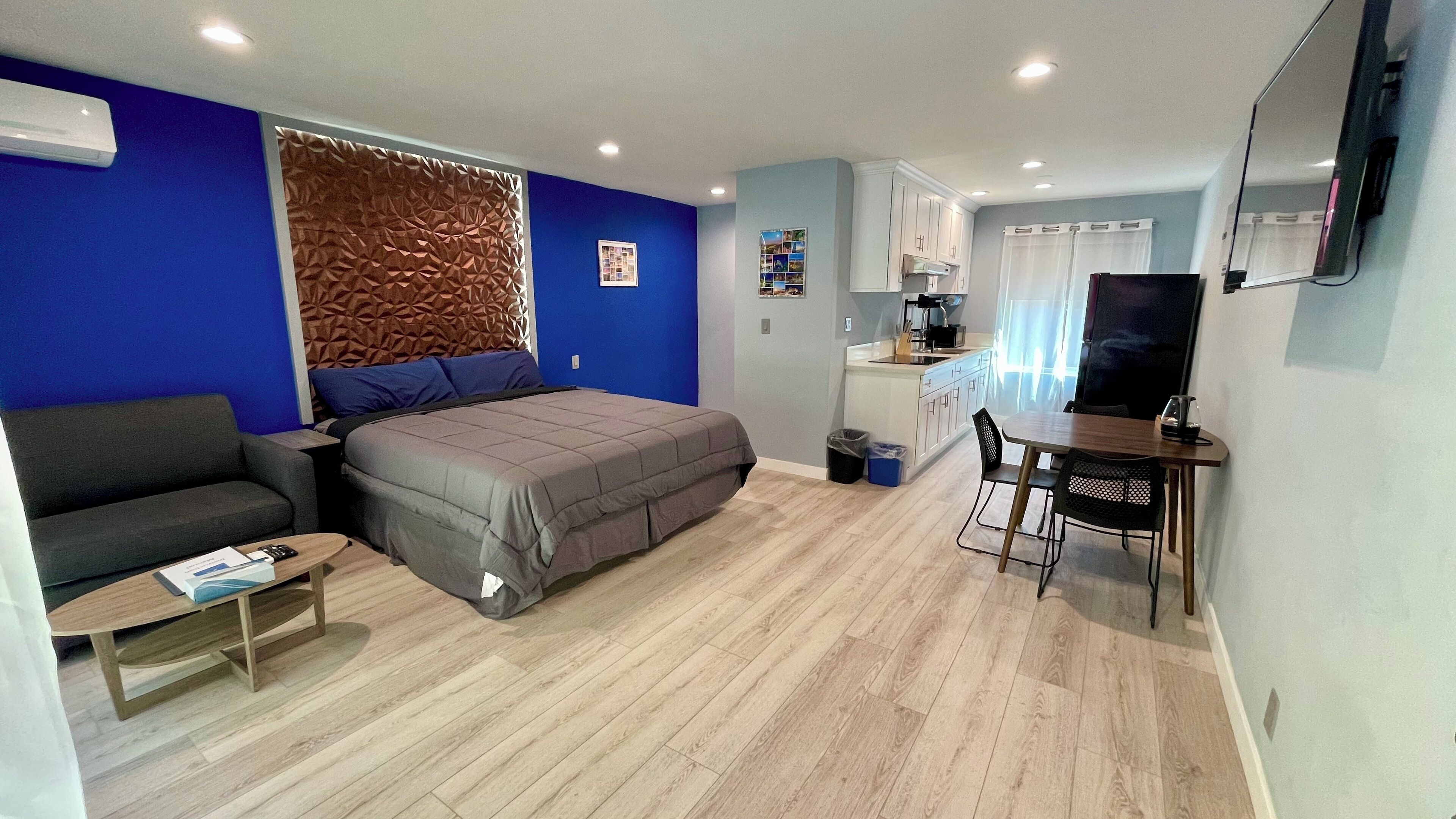 Deluxe Studio, 1 King Bed with Sofa bed, Non Smoking, Kitchen | Blackout drapes, iron/ironing board, free WiFi, bed sheets