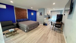 Studio – deluxe, 1 kingsize-seng med sovesofa, ikke-røyk, kjøkken | Blendingsgardiner, strykejern/-brett, wi-fi (inkludert) og sengetøy
