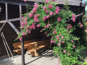 Une structure en bois comprenant un banc et un espace abrité.